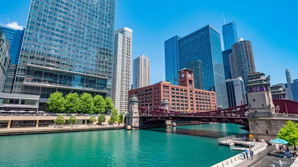Şikago Nehri 'nin mimarisi - ŞİKAŞ, ABD - 11 Haziran 2019 — Stok fotoğraf