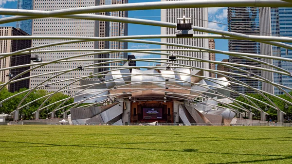 Jay Pritzker Concert Pavilion v Millennium Parku v Chicagu - CHICAGO, USA - 11. června 2019 — Stock fotografie