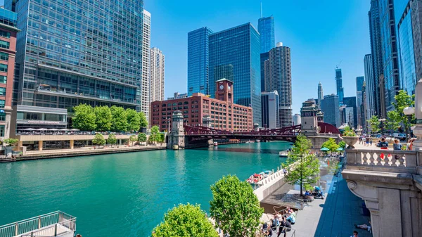 Chicago River an einem sonnigen Tag - CHICAGO, USA - 11. Juni 2019 — Stockfoto