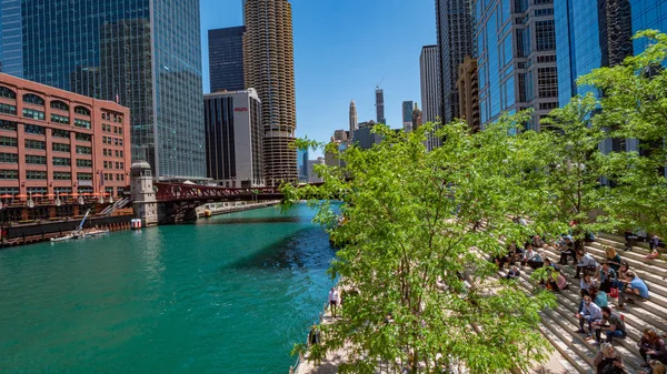 Río Chicago en un día soleado - CHICAGO, Estados Unidos - 11 de junio de 2019 — Foto de Stock