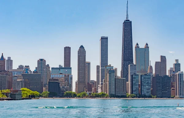 O Skyline de Chicago vista do Lago Michigan - CHICAGO, EUA - JUNHO 11, 2019 — Fotografia de Stock
