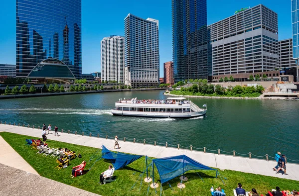 Crucero turístico por el río Chicago en un día soleado - CHICAGO, Estados Unidos - 11 de junio de 2019 — Foto de Stock