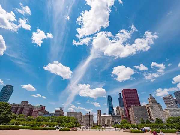 Superbe ciel bleu au-dessus de Chicago par une journée ensoleillée - CHICAGO, États-Unis - 11 JUIN 2019 — Photo