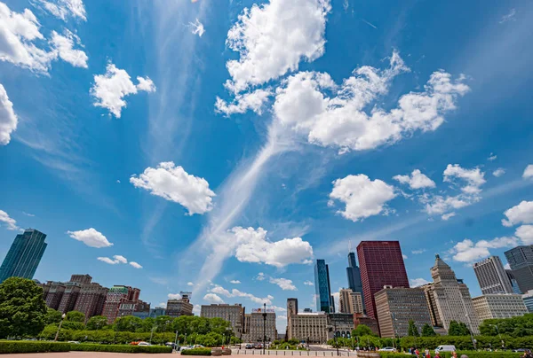 Niesamowite błękitne niebo nad Chicago w słoneczny dzień-Chicago, USA-11 czerwca 2019 — Zdjęcie stockowe