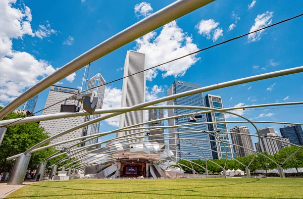 Jay Pritzker Concert Pavilion no Millennium Park em Chicago - CHICAGO, EUA - JUNHO 11, 2019 — Fotografia de Stock