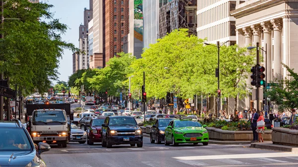 Traffico su Michigan Avenue a Chicago - CHICAGO, USA - 11 GIUGNO 2019 — Foto Stock