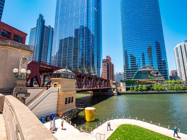 Río Chicago en un día soleado - CHICAGO, Estados Unidos - 11 de junio de 2019 — Foto de Stock