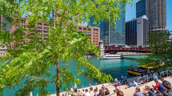Río Chicago en un día soleado - CHICAGO, Estados Unidos - 11 de junio de 2019 — Foto de Stock