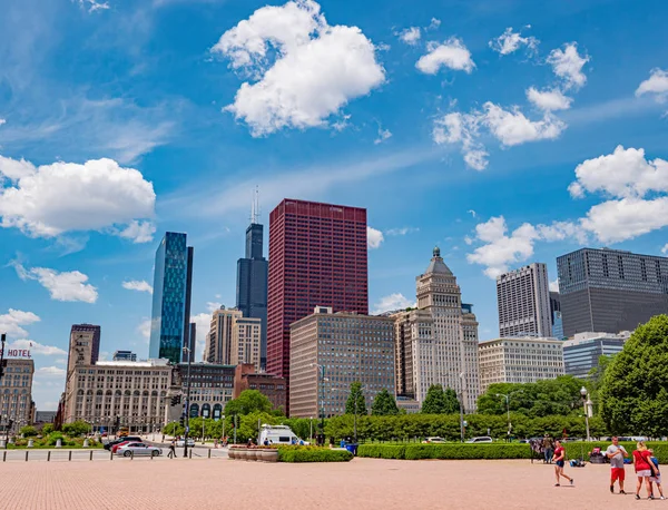 Güneşli bir günde Chicago üzerinde inanılmaz mavi gökyüzü - Chicago, Abd - 11 Haziran 2019 — Stok fotoğraf