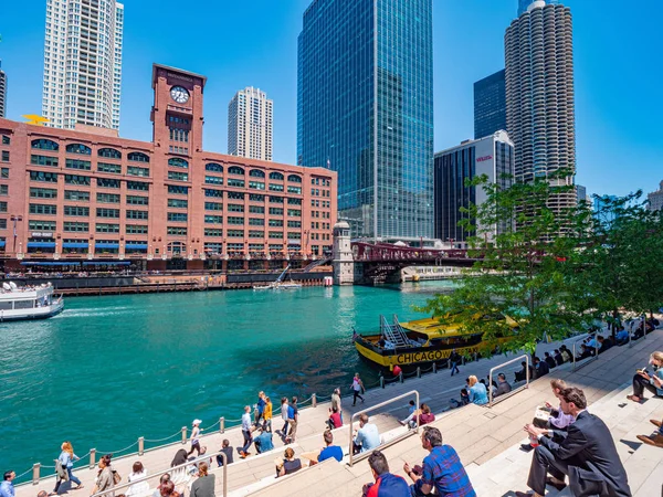 La orilla popular del río Chicago - CHICAGO, Estados Unidos - 11 de junio de 2019 — Foto de Stock