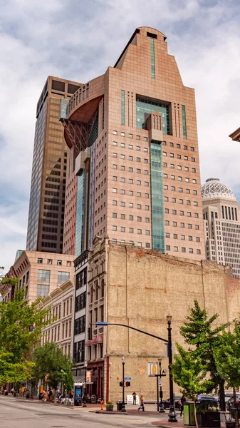 Здание в стиле ар-деко в Луисвилле - Луизвилль, США - 14 июня 2019 года — стоковое фото