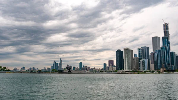 Горизонт Чикаго-вид з ВМС пристані-Чикаго, США-11 червня 2019 — стокове фото
