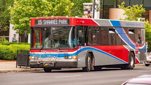 Общественный транспорт в Луисвилле - Луисвилл, США - 14 июня 2019 года — стоковое фото