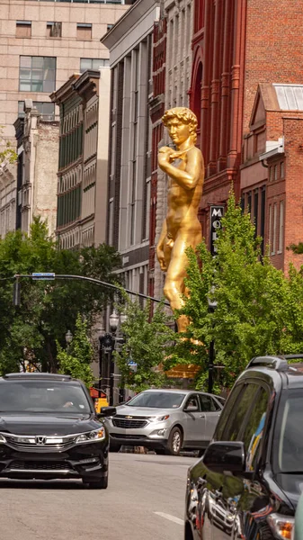 Golden David statue in Louisville Kentucky - LOUISVILLE, USA - JUNE 14, 2019 — Stock Photo, Image