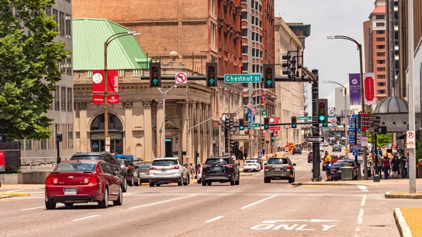 Tráfego de rua em St Louis - SAINT LOUIS. EUA - JUNHO 19, 2019 — Fotografia de Stock