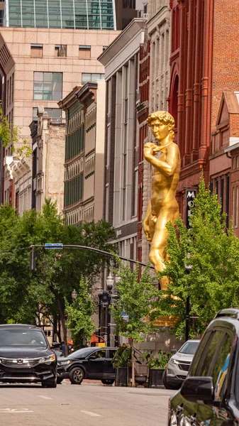 Golden David statue in Louisville Kentucky - LOUISVILLE, USA - JUNE 14, 2019 — Stock Photo, Image