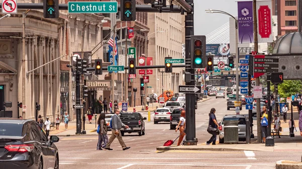 Tráfico callejero en St Louis - SAINT LOUIS. Estados Unidos - 19 de junio de 2019 — Foto de Stock