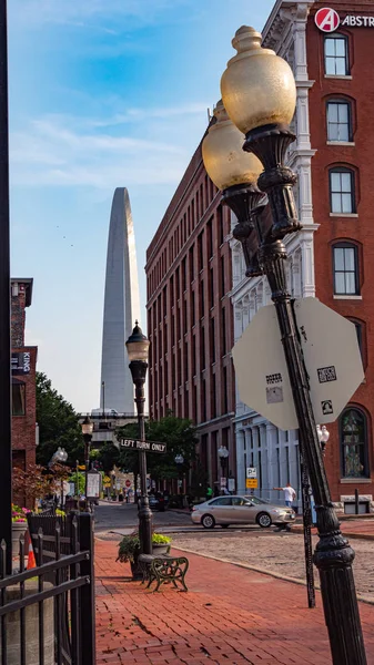 Gatuvy på Lacledes landning i gamla stan St Louis-Saint Louis. USA-19 juni 2019 — Stockfoto