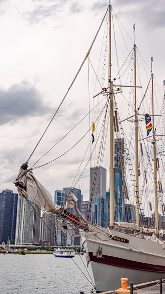 Segelschiff windig am chicago navy pier - chicago, usa - 11. Juni 2019 — Stockfoto