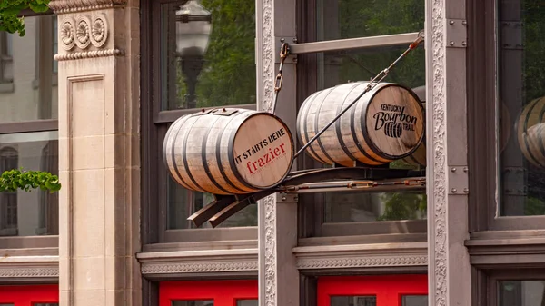 Bourbon Barrels in Louisville Kentucky - LOUISVILLE, USA - JUNE 14, 2019 — Stock Photo, Image