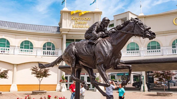 Churchill Downs Horse Race-bane i Louisville Kentucky - LOUISVILLE, USA - JUNE 14, 2019 royaltyfrie gratis stockfoto