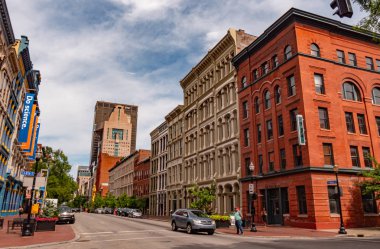 Louisville Main street'teki renkli binalar - Louisville, Abd - 14 Haziran 2019