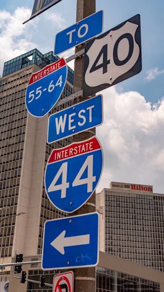 Richting sign to I-44 in St Louis-Saint Louis. Verenigde Staten-19 juni 2019 — Stockfoto