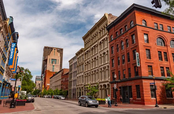 Louisville Main street'teki renkli binalar - Louisville, Abd - 14 Haziran 2019