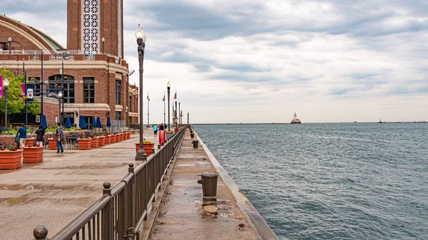 Walking on Navy Pier Chicago - CHICAGO, Estados Unidos - 11 de junio de 2019 — Foto de Stock