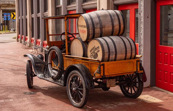 Voiture ancienne avec tonneaux Bourbon à Louisville - LOUISVILLE, USA - 14 JUIN 2019 — Photo