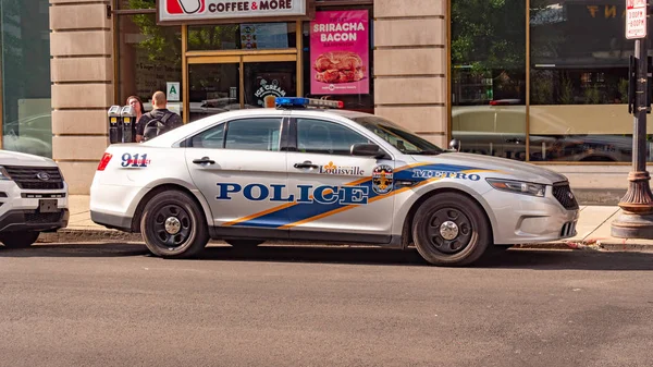 Полицейский автомобиль Луисвилла в городе - Луисвилль, США - 14 июня 2019 года — стоковое фото