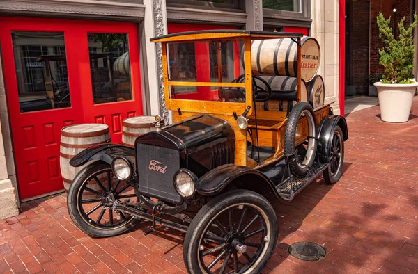 Voiture ancienne avec tonneaux Bourbon à Louisville - LOUISVILLE, USA - 14 JUIN 2019 — Photo