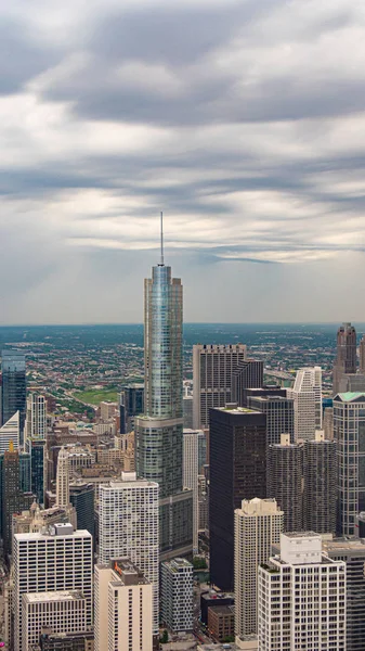 上からシカゴの高層ビル-都市の上空からの航空ビュー-米国シカゴ- 6月11 、 2019 — ストック写真