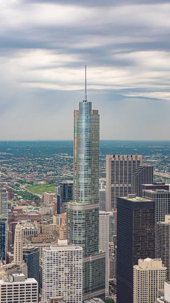 劇的な空を持つ上空から見たシカゴ - シカゴ、アメリカ - 2019年6月11日 — ストック写真