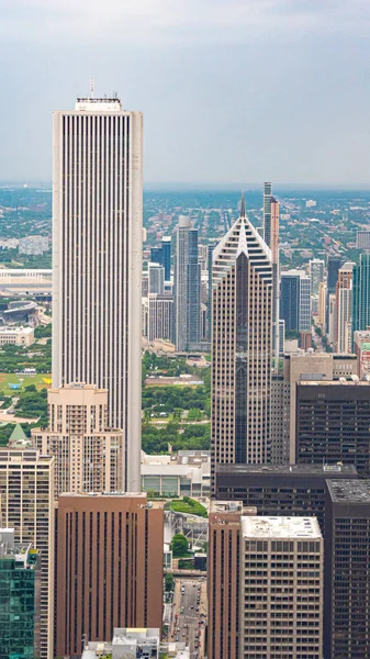 上からシカゴの高層ビル-都市の上空からの航空ビュー-米国シカゴ- 6月11 、 2019 — ストック写真