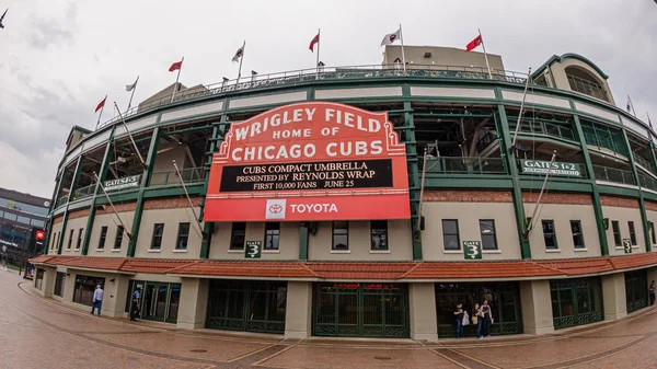 Estádio de beisebol Wrigley Field - casa do Chicago Cubs - CHICAGO, EUA - JUNHO 10, 2019 — Fotografia de Stock
