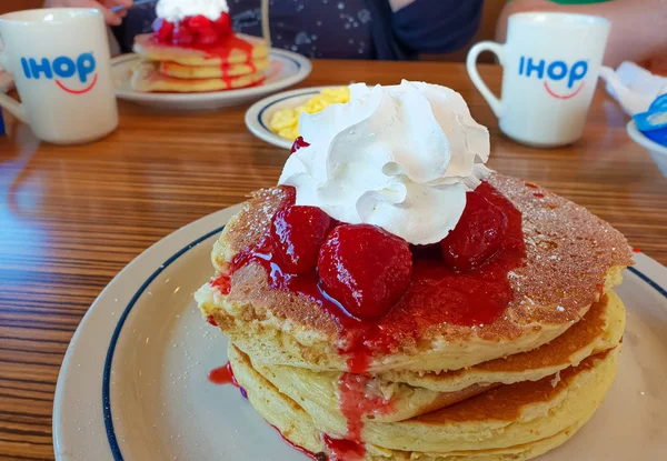 Panqueques frescos en American Diner - CHICAGO, Estados Unidos - 10 de junio de 2019 — Foto de Stock