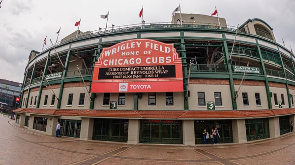 Wrigley Field baseballový stadion-domov Chicago Cubs-Chicago, USA-10. června 2019 — Stock fotografie