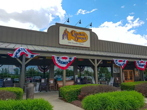 Cracker Barrel restauracja w stylu rustykalnym-Louisville, USA-14 czerwca 2019 — Zdjęcie stockowe