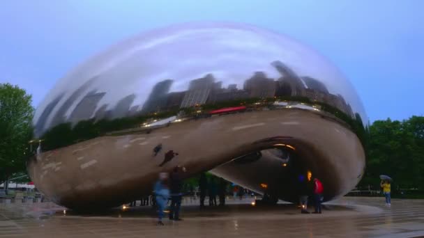 Calendário do dia para a noite no Cloud Gate Chicago - CHICAGO, EUA - JUNHO 20, 2019 — Vídeo de Stock