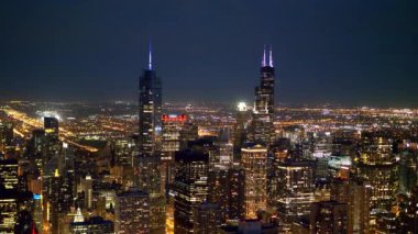 Gece Chicago havadan görünümü gökdelenler