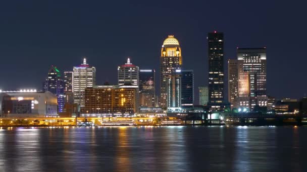 Тайм-тайм снимок Skyline of Louisville ночью — стоковое видео