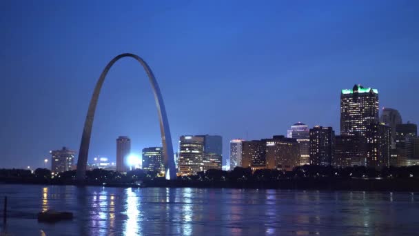 Gece Gateway Arch ile Saint Louis Silueti — Stok video