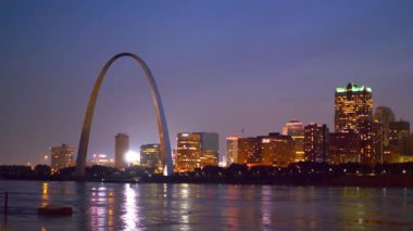 Gece Gateway Arch ile Saint Louis Silueti