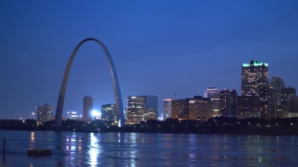 O horizonte de St. Louis à noite — Vídeo de Stock