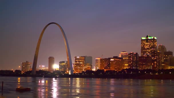 Bellissimo skyline di St Louis con Gateway Arch di notte — Video Stock