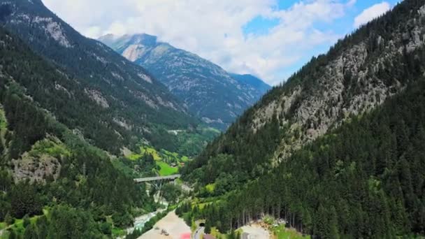 El hermoso paisaje de los Alpes suizos - imágenes de vuelo aéreo — Vídeos de Stock