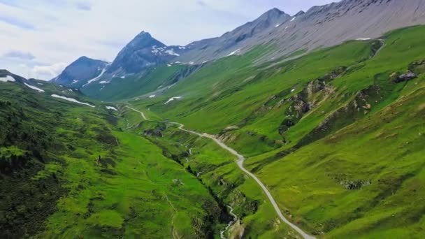 Il bellissimo paesaggio delle Alpi svizzere - riprese aeree di volo — Video Stock