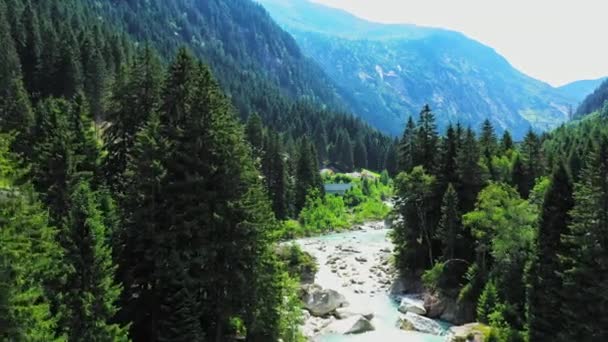 Hermoso paso en las montañas de Suiza en los Alpes suizos — Vídeo de stock