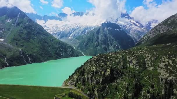 Schöner Bergsee in den Schweizer Alpen — Stockvideo